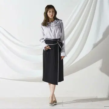 QUEENS COURT 퀸즈 코트 배색 파이핑 스커트