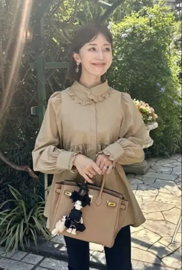 핏모어 스캘럽 옷깃 페플럼 블라우스 saaya 사아야님 콜라보