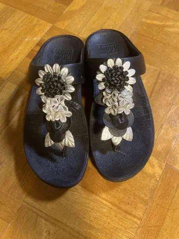 fitflop 블랙 플라워 샌들