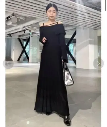 LILY BROWN 케이프 칼라 라메 니트 원피스