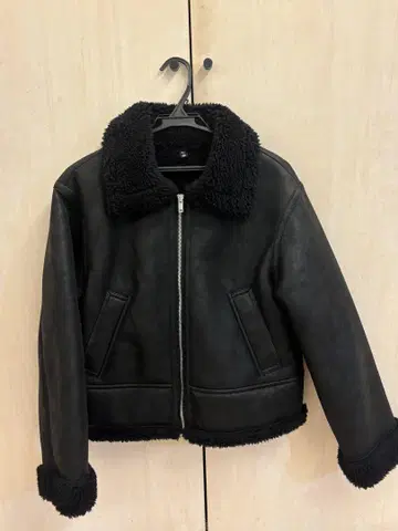 [ 미사용 ] GU 보아 카라 부착 블랙 무스탕 코트