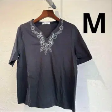 다크 그레이 자수 V넥 반팔 M