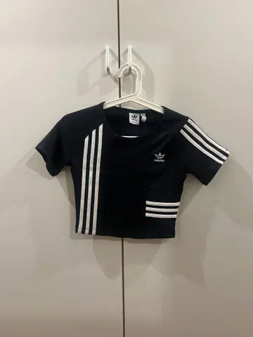 adidas 블랙 크롭 T셔츠