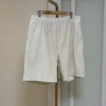 론 헤르만 크림색 숏팬츠