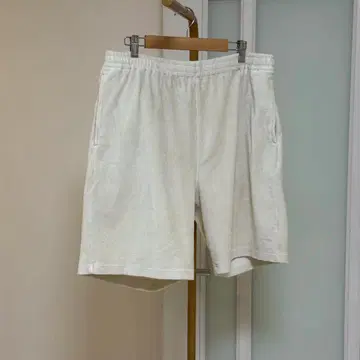 론 헤르만 크림색 숏팬츠