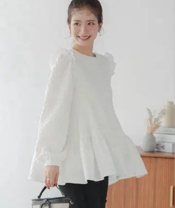 Fit more 다이아 자카드 티어드 상의 화이트