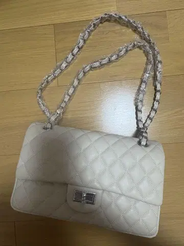 화이트 퀼팅 숄더백