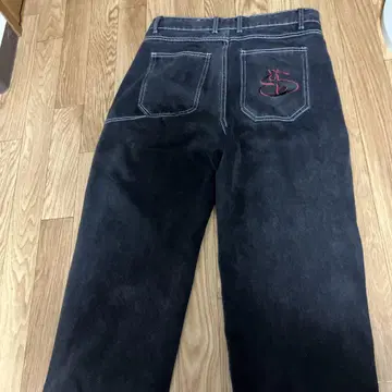 블랙 데님 팬츠 자수 포켓 부착