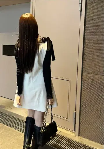 화이트 슬리브리스 드레스 리본 포함