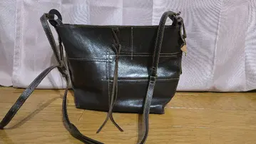 다크 브라운 가죽 숄더백
