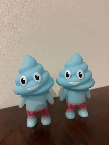 똥 피규어 2개
