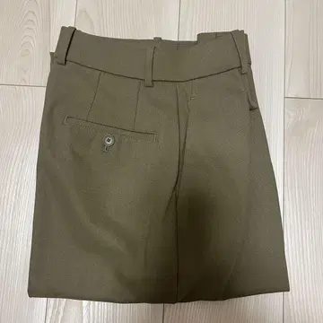 유니클로 턱 와이드 팬츠 S 사이즈 올리브