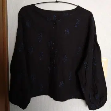 자수 벌룬 소매 긴팔 셔츠 블랙
