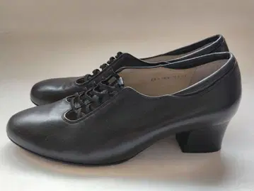 키쿠치 타케오의 신발 블랙 레더 레이스업 슈즈 중간 힐