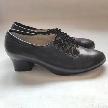 키쿠치 타케오의 신발 블랙 레더 레이스업 슈즈 중간 힐