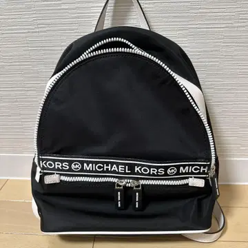 MICHAEL KORS 지퍼 백팩 블랙/화이트