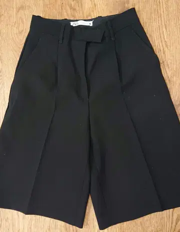 ZARA 블랙 턱 하프 팬츠