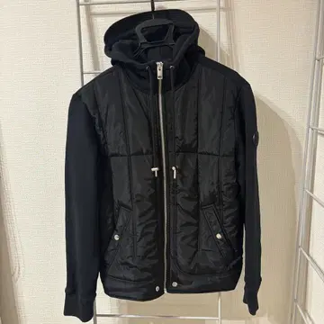 후드 부착 블랙 점퍼