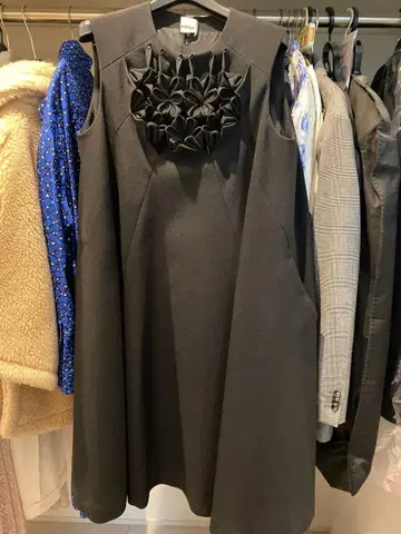 noir kei ninomiya 블랙 슬리브리스 드레스 플라워 장식