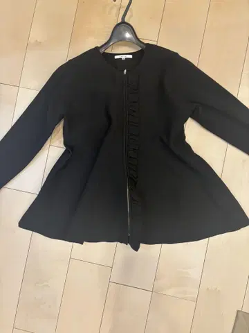 프릴 장식 블랙 긴팔 상의