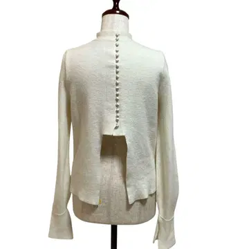 TAN 17AW 화이트 백 버튼 하이넥 니트 상의 아크릴