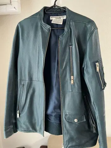다크 그린 가죽 자켓