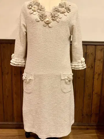 벨퍼치 꽃 장식 크림색 7부 소매 원피스