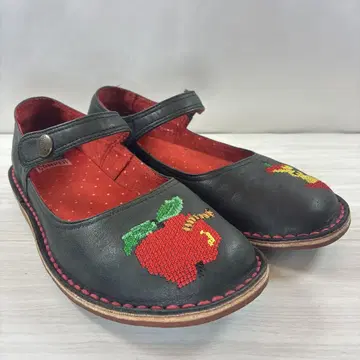 [새상품급] CAMPER 캠퍼 사과 크로스 스티치 자수 플랫슈즈
