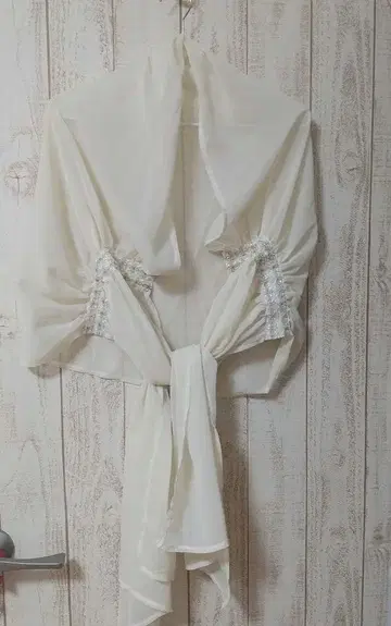 아이보리 쉬폰 숄 비즈 장식