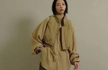 cyan 글로시 패디드 베스트 베이지