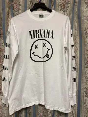 NIRVANA 스컬 스마일 로고 롱 슬리브 티셔츠