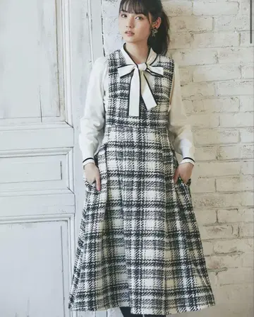 포켓 부착 체크 무늬 트위드 턱 플레어 오버롤 스커트
