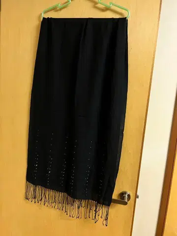 FURLA 블랙 비즈 장식 스톨