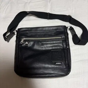 블랙 가죽 숄더백