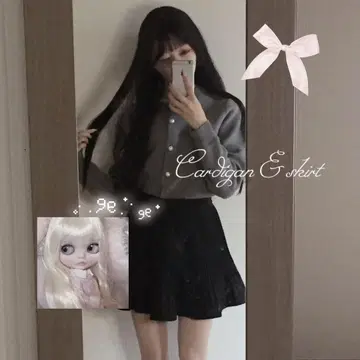 그레이 가디건 & 블랙 플리츠 스커트