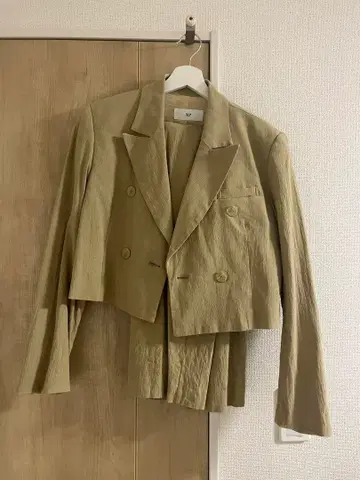 베이지 코튼 자켓 셋업 아래는 팬츠