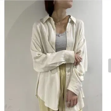 이번 시즌 신상 미사용 새상품 파시오네 카프네 아이보리 셔츠