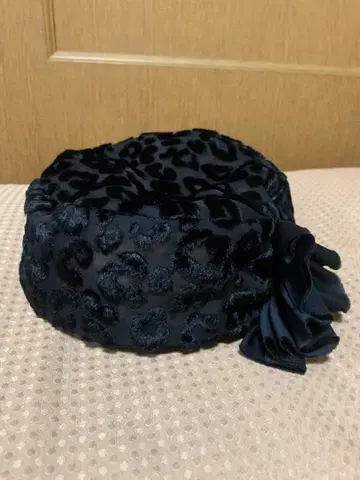 장미색 베레모 레오파드 무늬