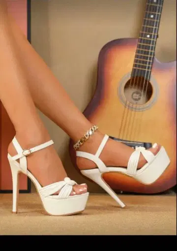 화이트 플랫폼 샌들 하이힐