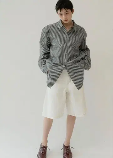 knuth warf label over shirt