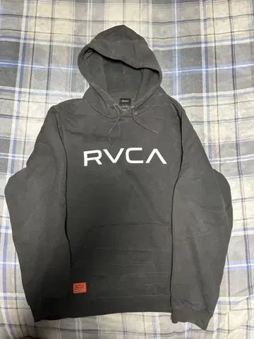 RVCA 블랙 후드티 프론트 포켓 부착