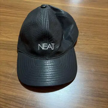 NEAT 블랙 가죽 캡