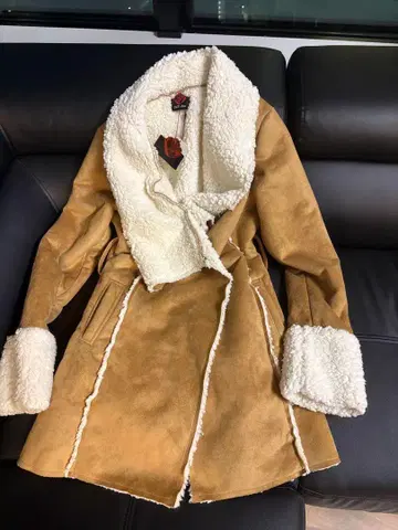 베이지 무스탕 코트 DaTuRa 다투라