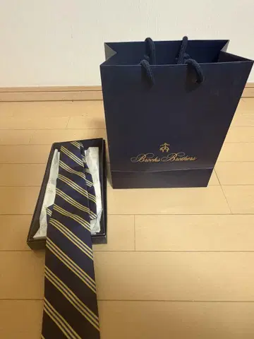 Brooks Brothers 넥타이 네이비와 골드