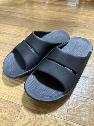Oofos 블랙 슬라이드 샌들