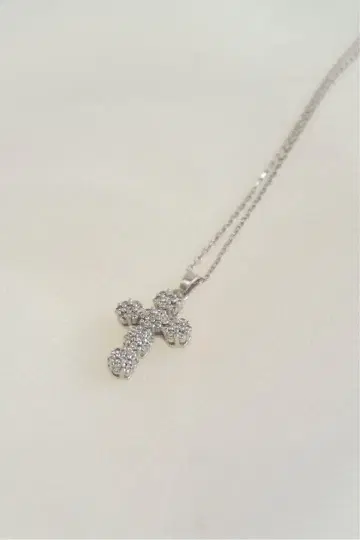 yilon BIJOU CROSS NECKLACE Whitegold