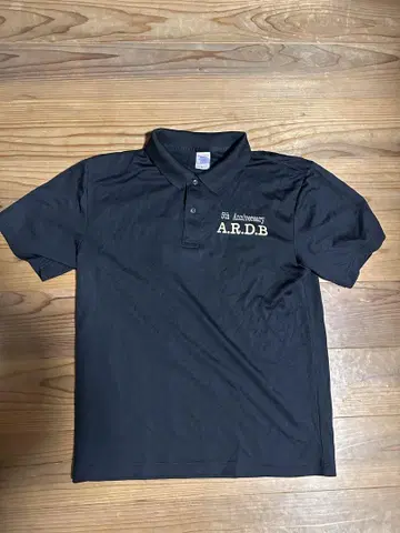 5th Anniversary A.R.D.B. 수륙기동단 피케 셔츠 블랙