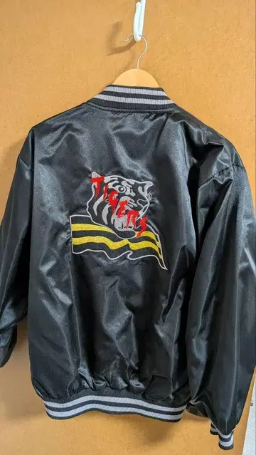 TIGERS 블랙 바시티 자켓 한신