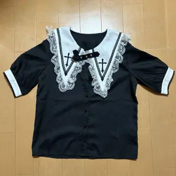 MARS BIG 옷깃 크로스 자수 블라우스 화이트 반팔