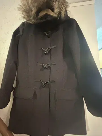 새상품급 퍼 달린 블랙 더플 코트 M